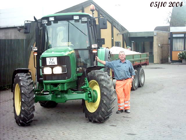 Brunos nye traktor.jpg - Her er en glad mand. Han har lige fået ny traktor.